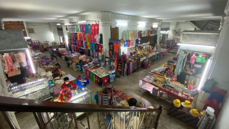 souvenir stalls patuxai