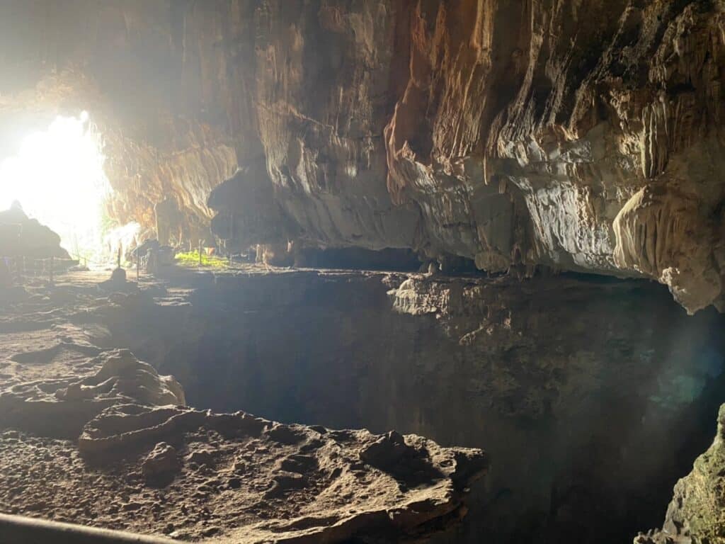 hole pha poung kham cave hole