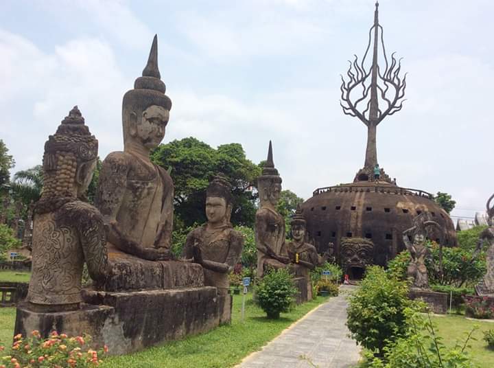 xieng khuan buddhas