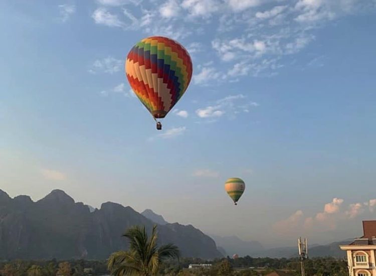 hot air balloon vang vieng vang vieng hot air balloon